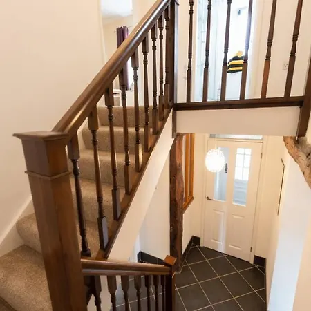 2 Mews - Town Centre Location