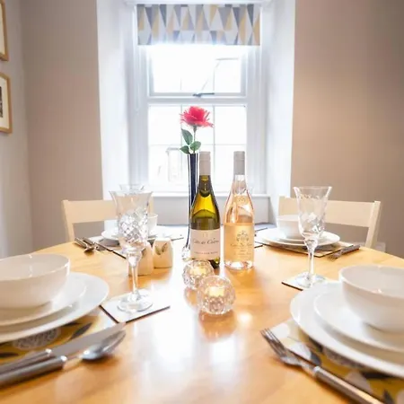 2 Mews - Town Centre Location *