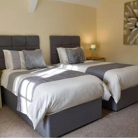 2 Mews - Town Centre Location *